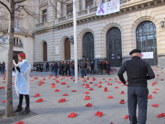 Zapatos rojos contra la violencia de género.