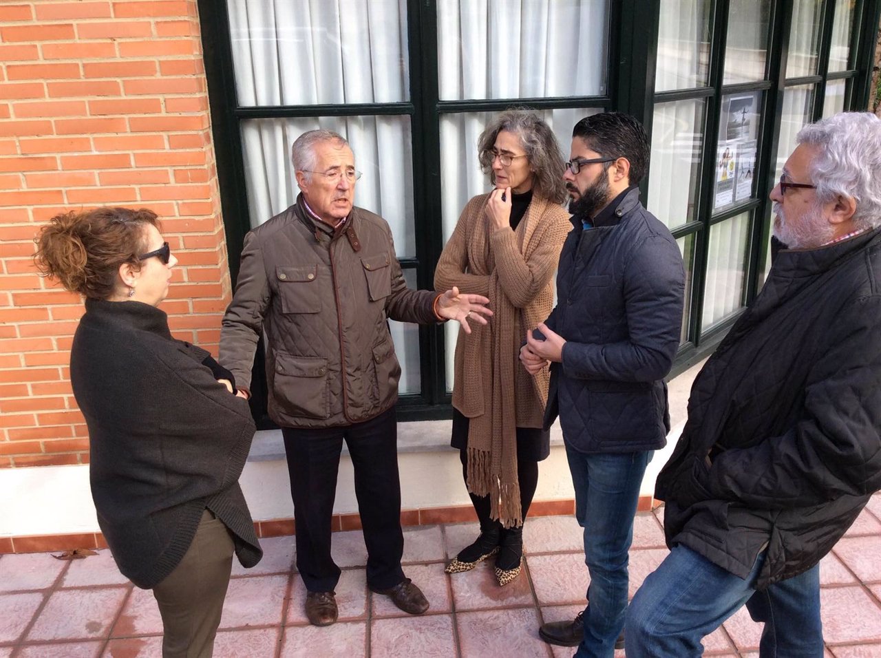 Encuentro entre representantes vecinales de Olivares y ediles del PP.  