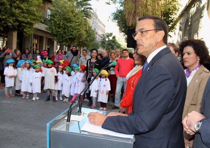 El presidente de Diputación de Huelva lee manifiesto contra violencia machista