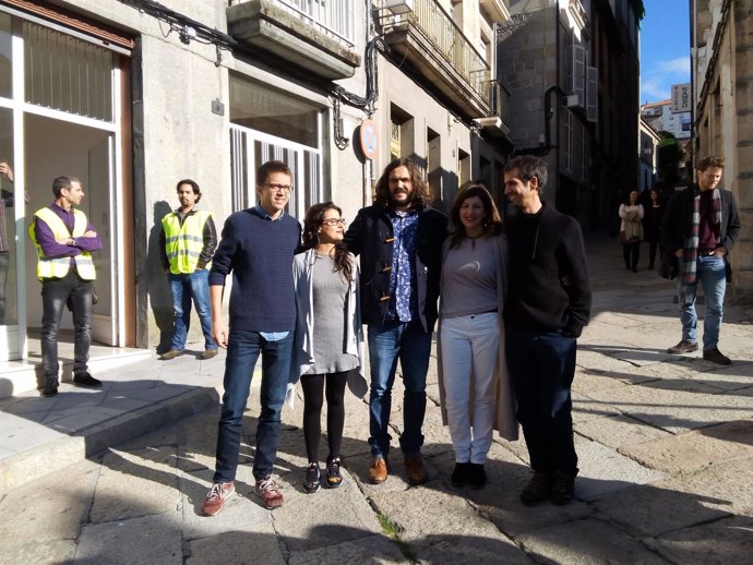 El secretario político de Podemos, Íñigo Errejón, con miembros de En Marea