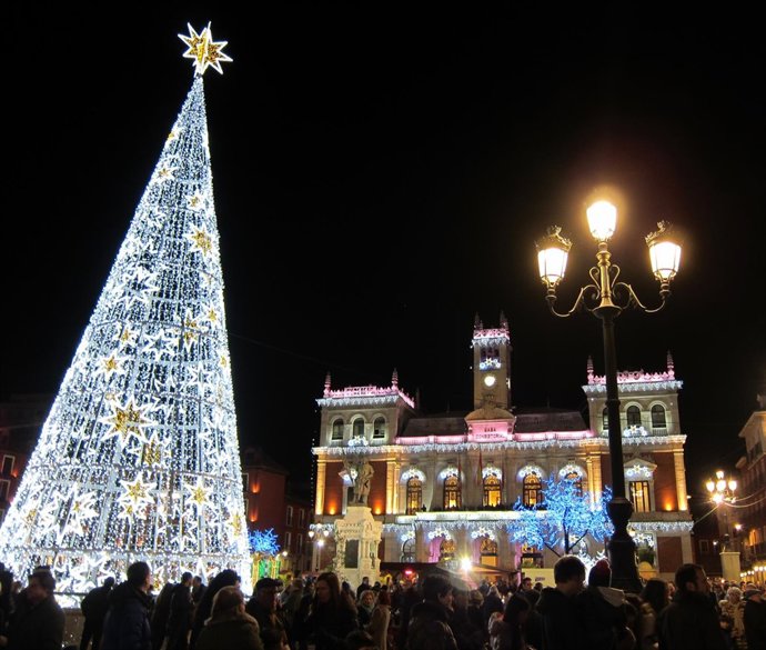 El Ayuntamiento y la Plaza Mayor con la iluminación navideña
