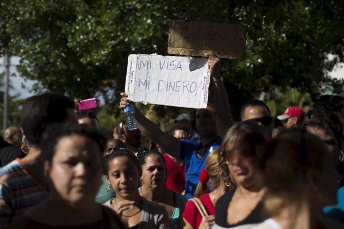 Gente protestando ante la Embajada de Ecuador en La Habana