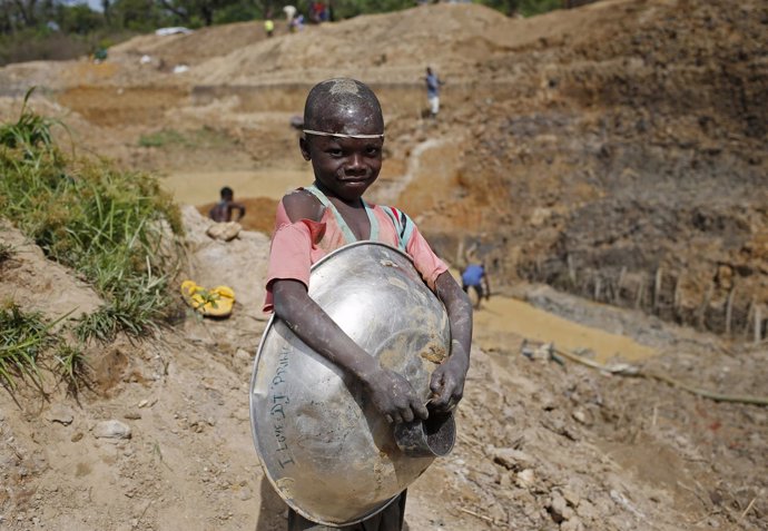 Un niño busca diamantes en República Centroafricana