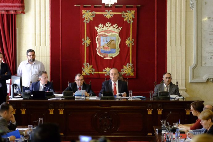 El alcalde De la Torre en el pleno de octubre