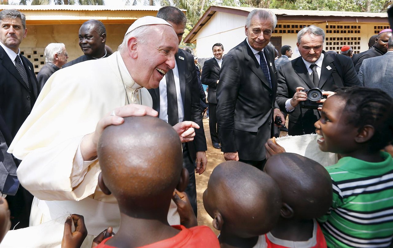 El Papa habla con los niños en un campo de refugiados de Bangui, República Centr