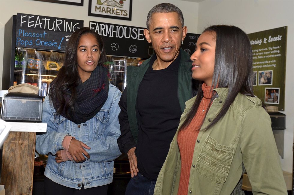 <strong>Barack Obama</strong> enseña a sus hijas la importancia del pequeño comercio