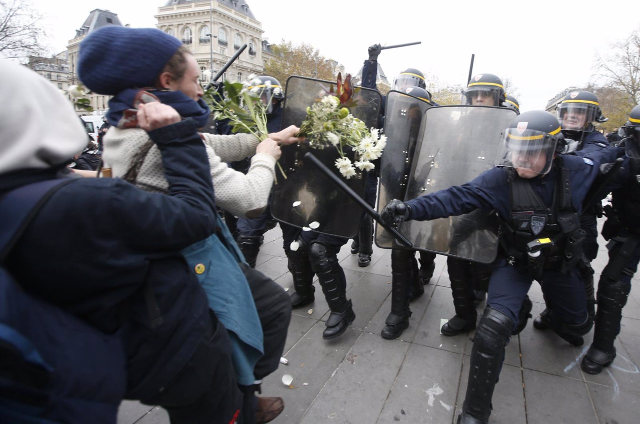 Policía carga contra manifestantes en cumbre de París 
