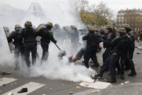 Protestas medioambientales en París se saldan con un centenar de detenidos