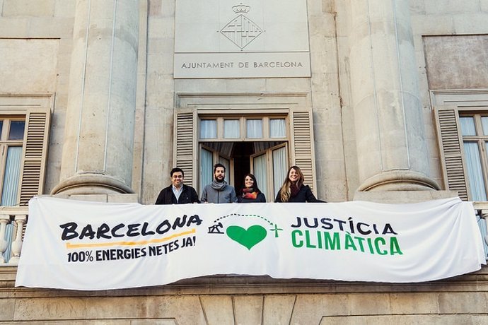 Pancarta de la movilización en la fachada del Ayuntamiento de Barcelona