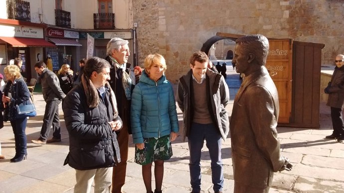 Aguirre y Casado visitan el monumento a Adolfo Suárez