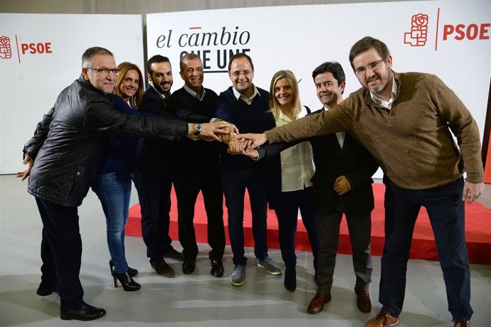 César Luena (centro) este domingo en Huesca.