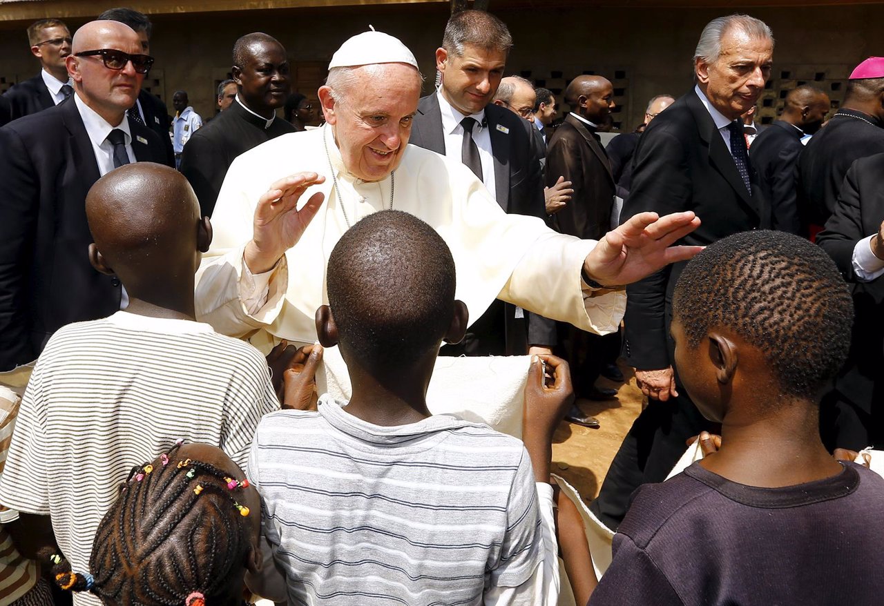 El Papa Francisco bendice a los niños en un campo de refugiados de Bangui