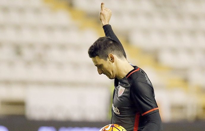 El Sevilla sentencia a Nuno y Aduriz golea en Vallecas