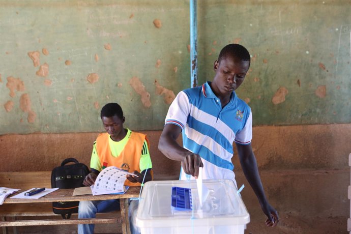 Un hombre vota en las elecciones presidenciales y parlamentarias en Burkina Faso