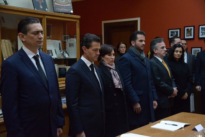 Peña Nieto rinde homenaje a las mexicanas muertas en atentados de París