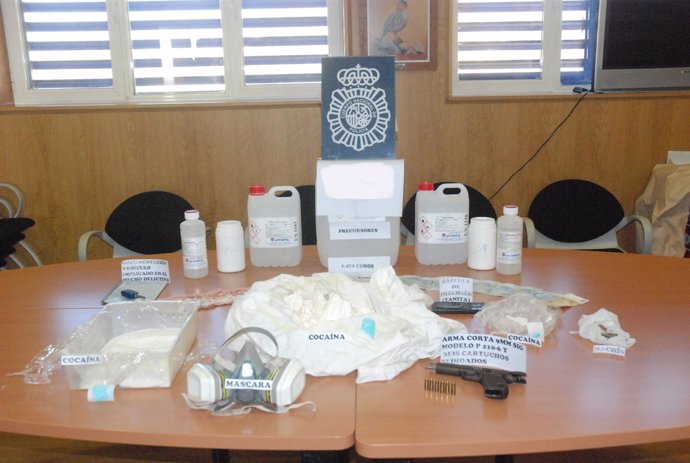 POLICÍA:" La Policía Nacional Detiene A Dos Individuos Que Cortaban Cocaína En E