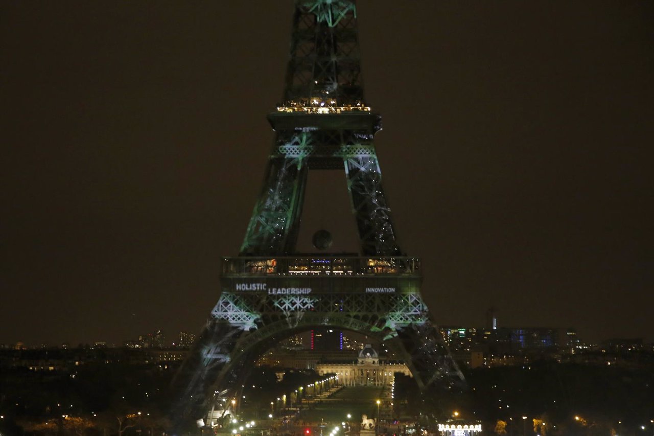 La Torre Eiffel de verde por la cumbre del clima