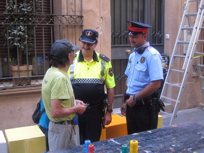 Mossos y Urbana patrullan las calles en las fiestas de Gràcia