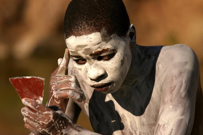 Joven xhosa durante el rito de mayoría de edad