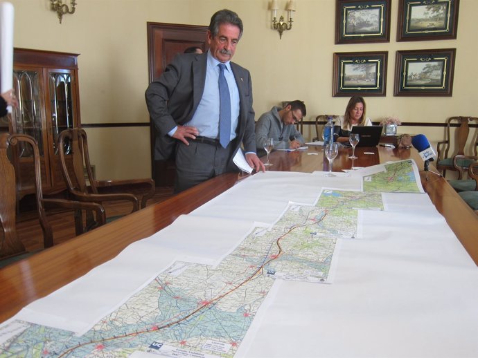 Miguel Ángel Revilla con el proyecto de tren Santander-Madrid