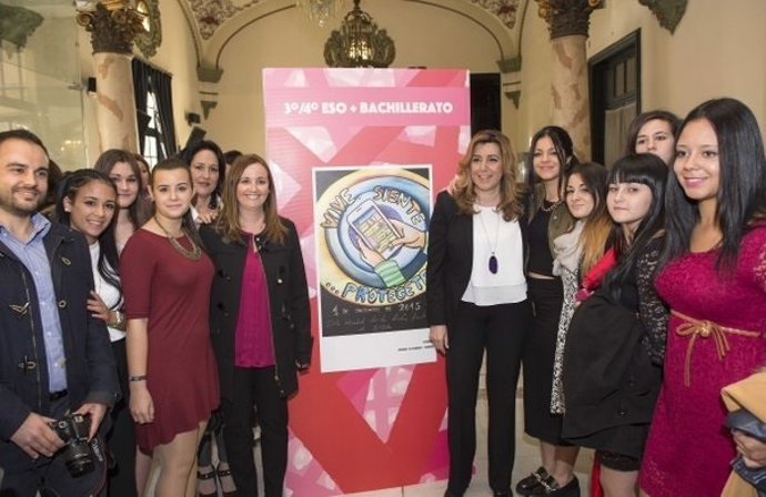 Díaz visita en Sevilla la muestra de cartele conmemorativa del Día del SIDA