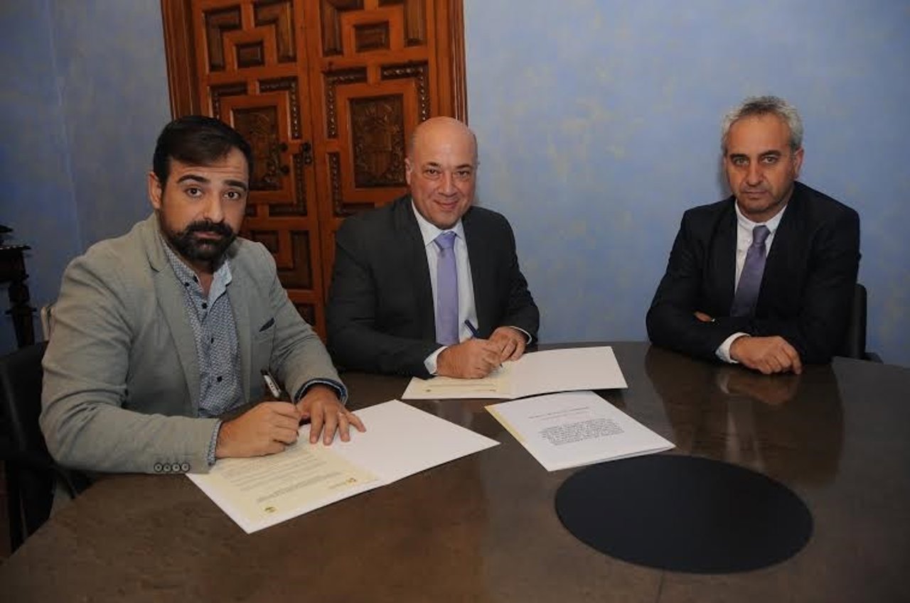Antonio Ruiz (centro) suscribe el convenio con Cañete de las Torres