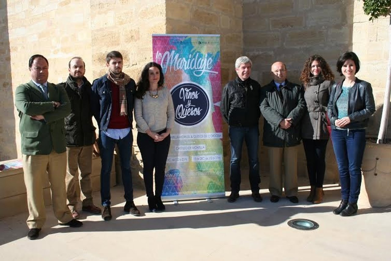 Gómez (centro) presenta el cartel de la actividad