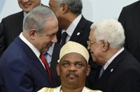 Abbas y Netanyahu se estrechan la mano en la Conferencia de París