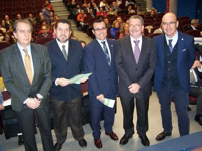 Carmona (dcha.) asiste a la jornada sobre conflictos laborales