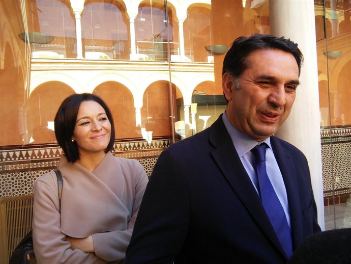 Fernández, observado por la delegada de la Junta en Córdoba, Rafi Crespín