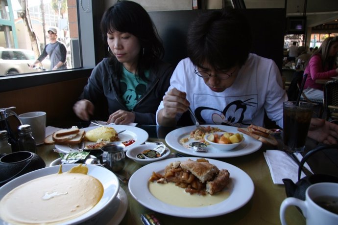 Pareja comiendo