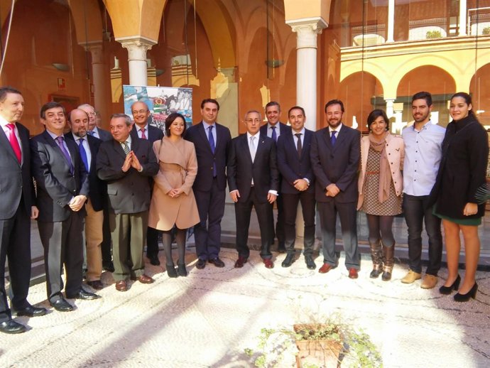Fernández (centro) con los miembros del Patronato