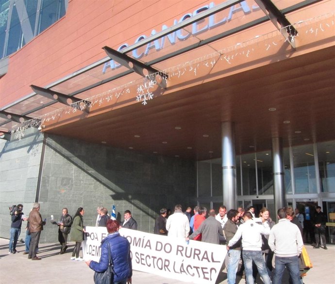 Ganaderos protestan antes As Cancelas