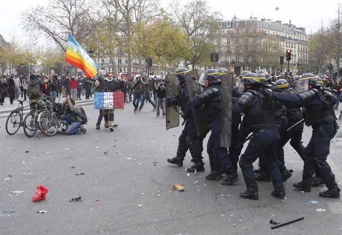 Enfrentamientos con la Policía durante una protesta no autorizada en París