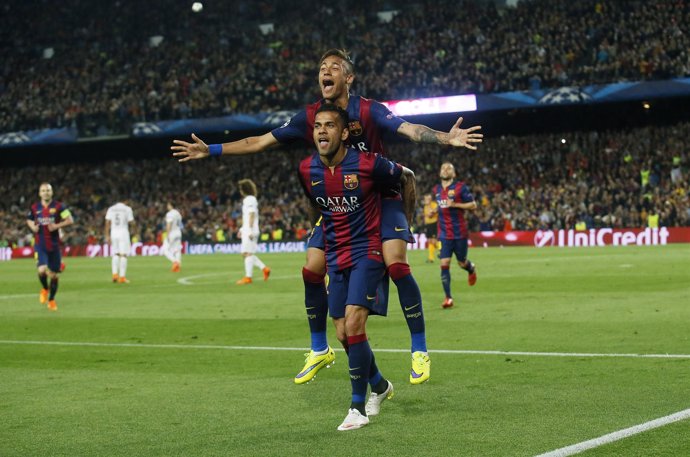 Neymar y Alves tras ganar al PSG