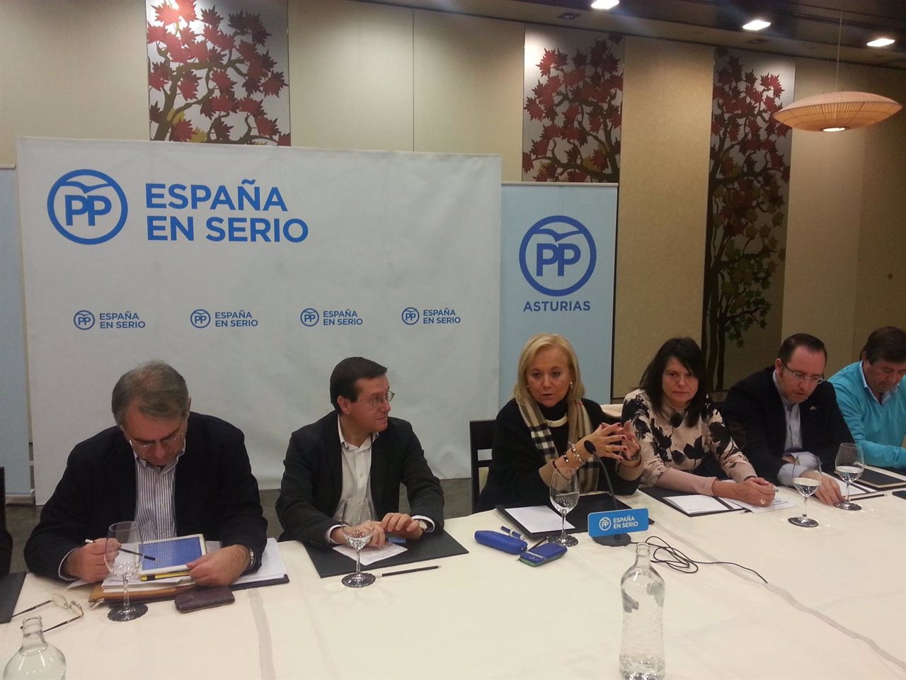 Mercedes Fernández toma la palabra en la reunión con las juntas del Nalón