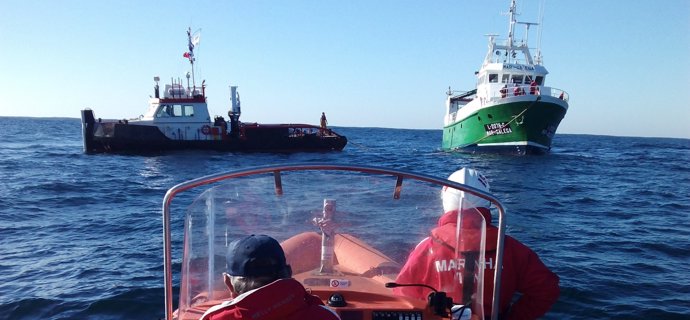 Rescate barco con tripulantes gallegos después de incendio
