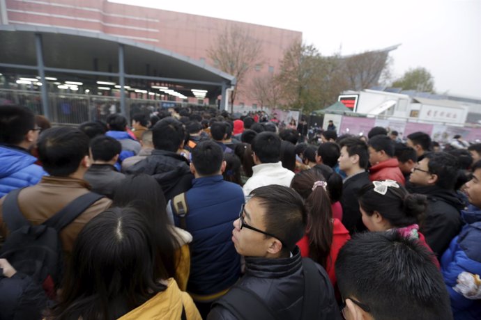 Multitud de chinos en Pekín haciendo cola