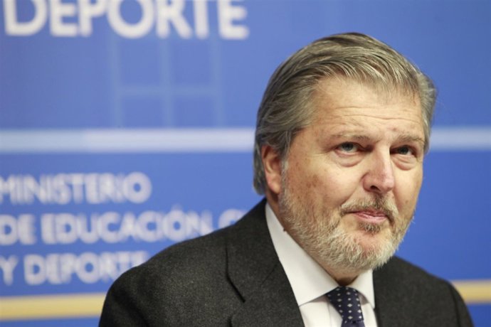 El ministro de Cultura Iñigo Méndez de Vigo anuncia el Premio Cervantes