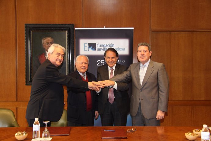 Firma del acuerdo entre Fundación Sevillana Endesa y el Banco de Alimentos.