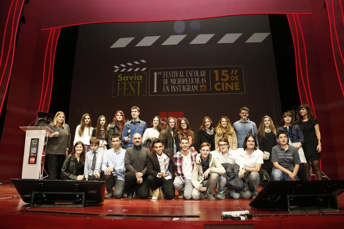 Foto de los alumnos premiados junto a sus profesores en el escenario de la gala 