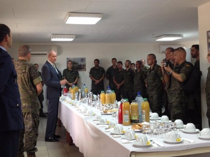 El ministro de Defensa, con los militares españoles desplegados en Gabón