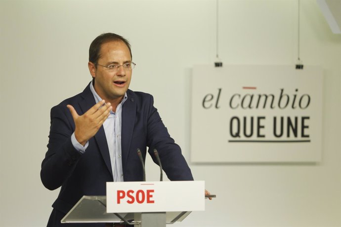 César Luena tras la reunión de la Comisión Permanente del PSOE