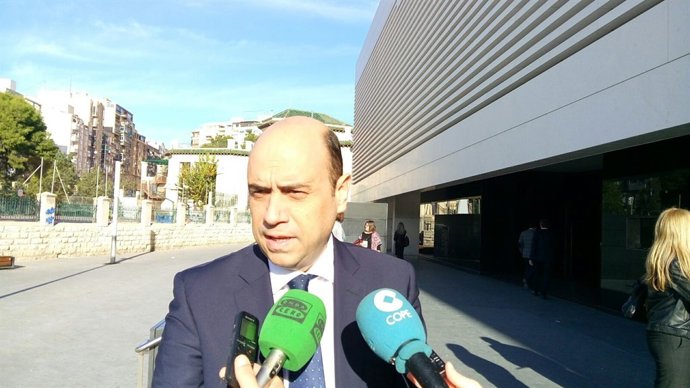 Echávarri a las puertas del ADDA antes de participar en el congreso OKKO