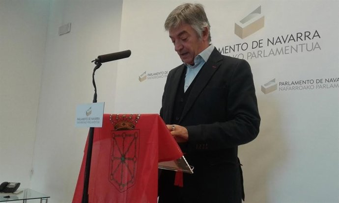 Koldo Martínez ha colocado la bandera de Navarra en el atril del Parlamento.