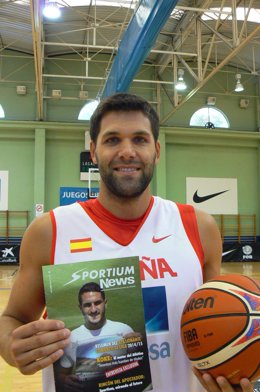 Felipe Reyes posa con la revista Sportium