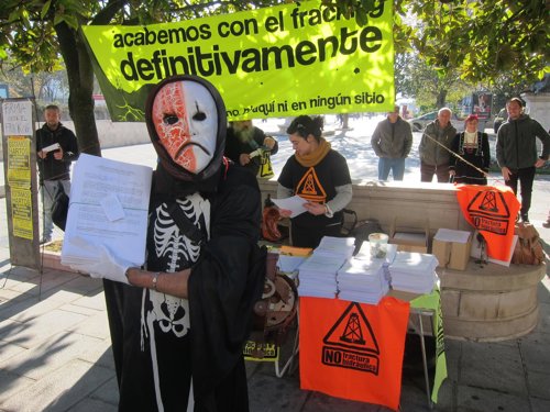 Entregas firmas contra el fracking