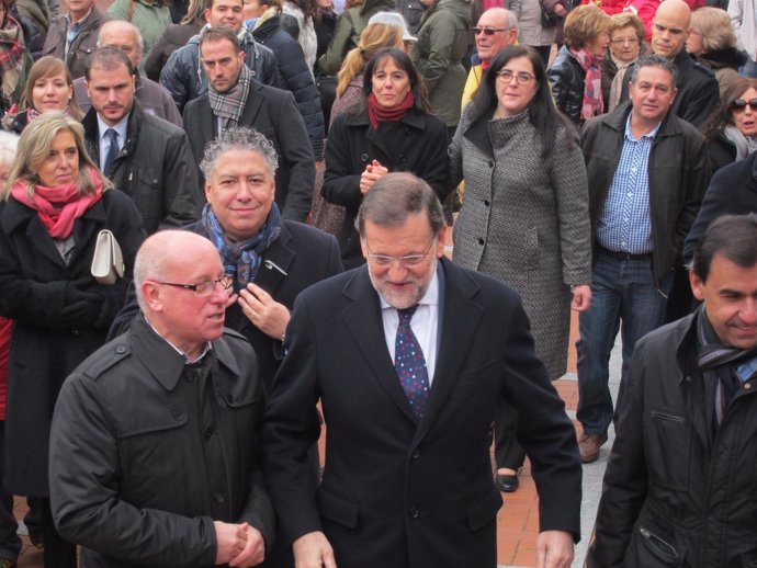 Rajoy acompañado por el alcalde de Olmedo