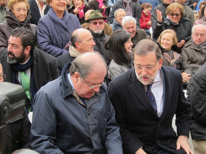 Herrera conversa con Rajoy en un acto electoral en Olmedo