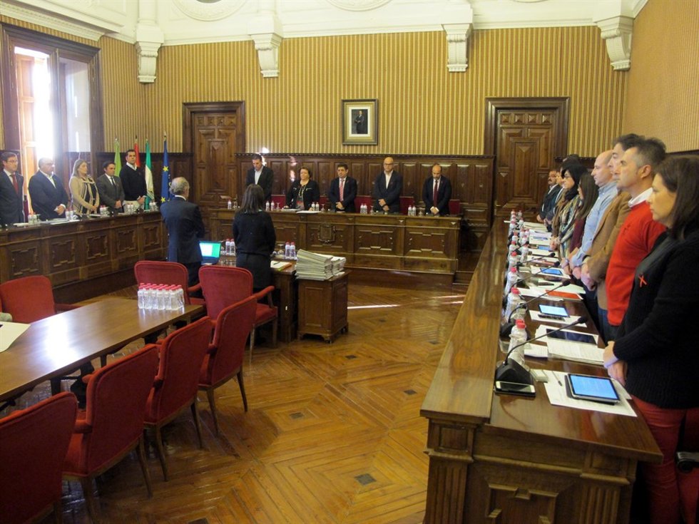 Minuto de silencio guardado por el fallecimiento del alcalde de Rus